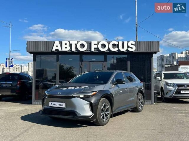 Серый Тойота bZ4X, объемом двигателя 0 л и пробегом 27 тыс. км за 24490 $, фото 3 на Automoto.ua