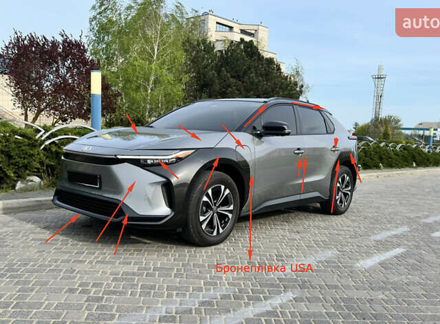Серый Тойота bZ4X, объемом двигателя 0 л и пробегом 5 тыс. км за 26900 $, фото 4 на Automoto.ua