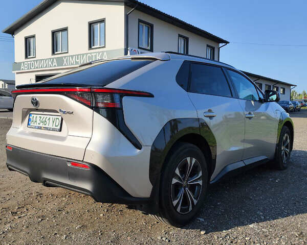 Серый Тойота bZ4X, объемом двигателя 0 л и пробегом 53 тыс. км за 27500 $, фото 3 на Automoto.ua