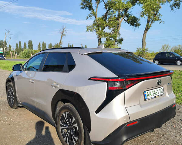 Серый Тойота bZ4X, объемом двигателя 0 л и пробегом 53 тыс. км за 27500 $, фото 2 на Automoto.ua