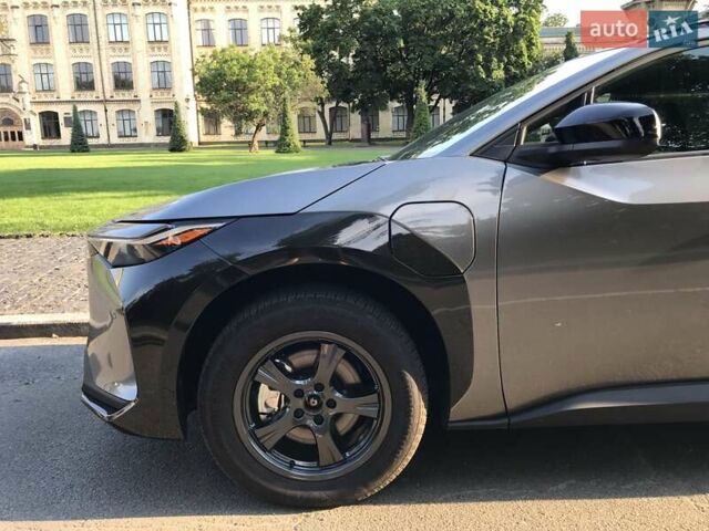 Сірий Тойота bZ4X, об'ємом двигуна 0 л та пробігом 5 тис. км за 30900 $, фото 2 на Automoto.ua