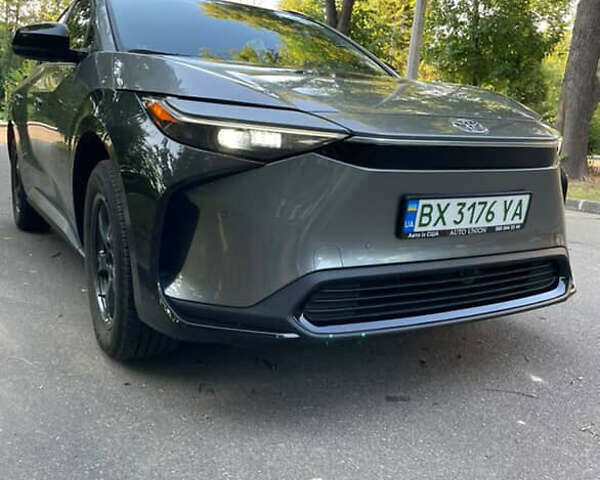 Сірий Тойота bZ4X, об'ємом двигуна 0 л та пробігом 5 тис. км за 30900 $, фото 12 на Automoto.ua