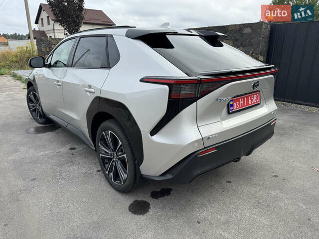 Серый Тойота bZ4X, объемом двигателя 0 л и пробегом 5 тыс. км за 28500 $, фото 3 на Automoto.ua