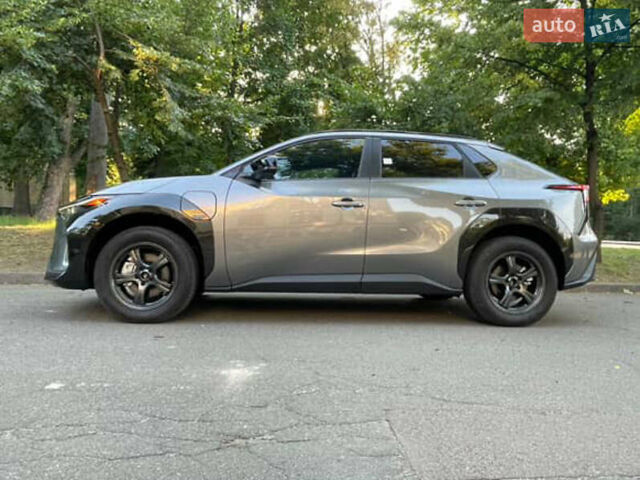 Сірий Тойота bZ4X, об'ємом двигуна 0 л та пробігом 5 тис. км за 30900 $, фото 3 на Automoto.ua