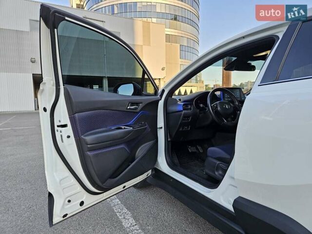Білий Тойота C-HR EV, об'ємом двигуна 0 л та пробігом 62 тис. км за 18800 $, фото 13 на Automoto.ua