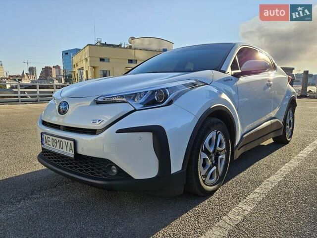 Білий Тойота C-HR EV, об'ємом двигуна 0 л та пробігом 62 тис. км за 18800 $, фото 1 на Automoto.ua