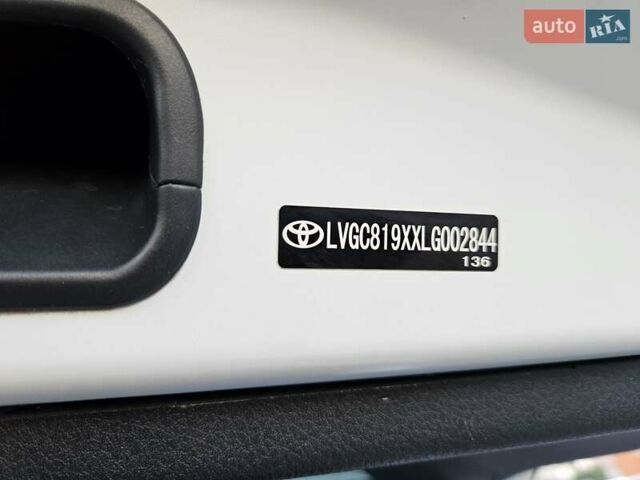 Білий Тойота C-HR EV, об'ємом двигуна 0 л та пробігом 62 тис. км за 18800 $, фото 62 на Automoto.ua
