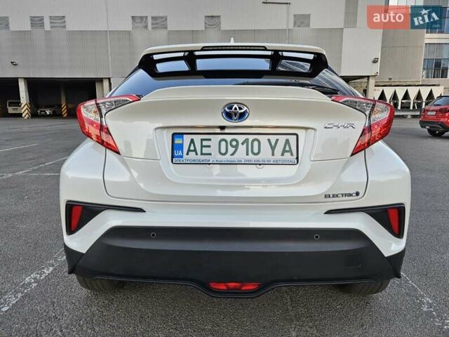 Білий Тойота C-HR EV, об'ємом двигуна 0 л та пробігом 62 тис. км за 18800 $, фото 4 на Automoto.ua