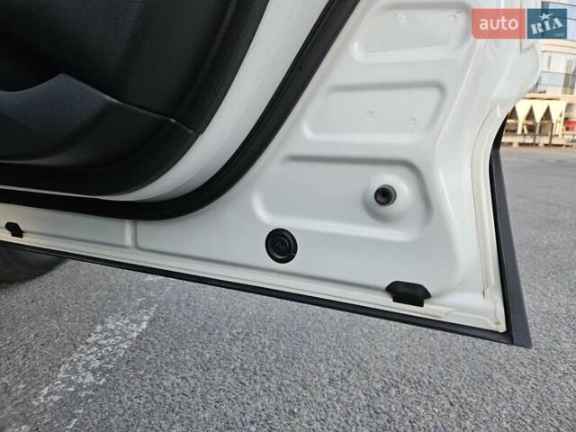 Білий Тойота C-HR EV, об'ємом двигуна 0 л та пробігом 62 тис. км за 18800 $, фото 21 на Automoto.ua