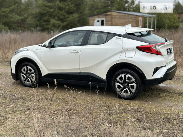 Белый Тойота C-HR EV, объемом двигателя 0 л и пробегом 25 тыс. км за 18990 $, фото 18 на Automoto.ua