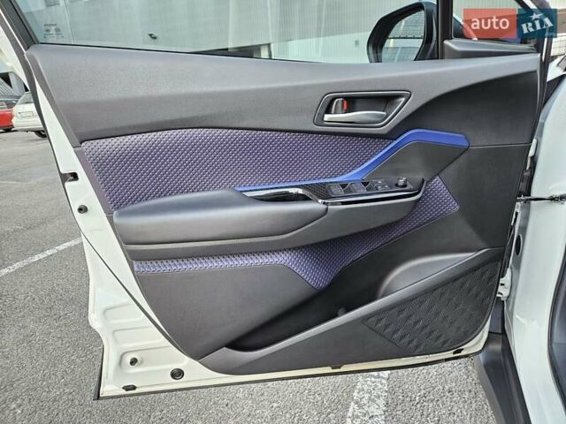 Білий Тойота C-HR EV, об'ємом двигуна 0 л та пробігом 62 тис. км за 18800 $, фото 14 на Automoto.ua