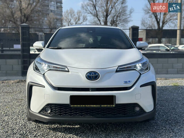 Белый Тойота C-HR EV, объемом двигателя 0 л и пробегом 57 тыс. км за 19300 $, фото 4 на Automoto.ua