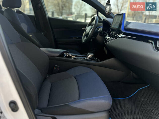Белый Тойота C-HR EV, объемом двигателя 0 л и пробегом 57 тыс. км за 19300 $, фото 33 на Automoto.ua