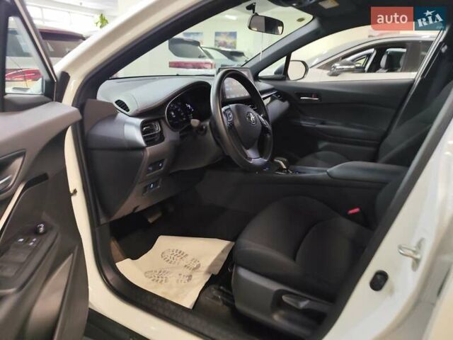 Белый Тойота C-HR EV, объемом двигателя 0 л и пробегом 1 тыс. км за 20555 $, фото 50 на Automoto.ua