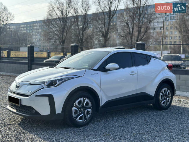 Белый Тойота C-HR EV, объемом двигателя 0 л и пробегом 57 тыс. км за 19300 $, фото 7 на Automoto.ua