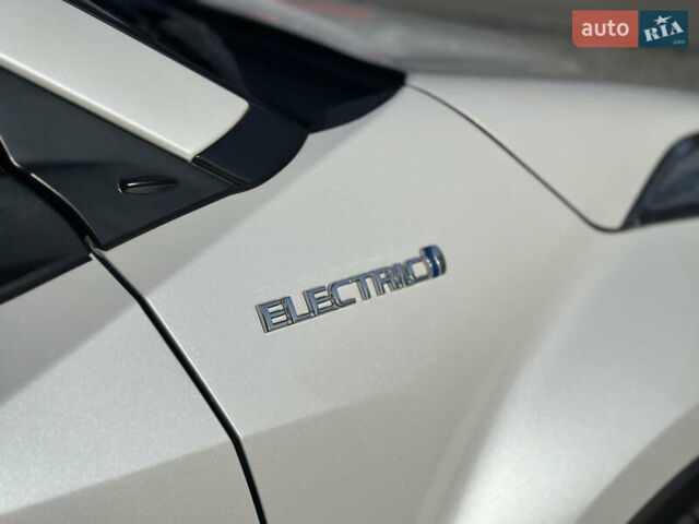 Белый Тойота C-HR EV, объемом двигателя 0 л и пробегом 57 тыс. км за 19300 $, фото 3 на Automoto.ua