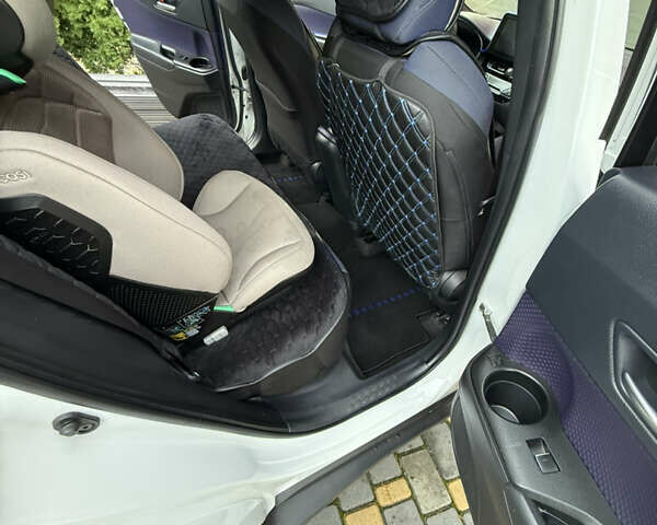 Білий Тойота C-HR EV, об'ємом двигуна 0 л та пробігом 62 тис. км за 18000 $, фото 11 на Automoto.ua