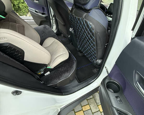 Белый Тойота C-HR EV, объемом двигателя 0 л и пробегом 66 тыс. км за 17600 $, фото 2 на Automoto.ua