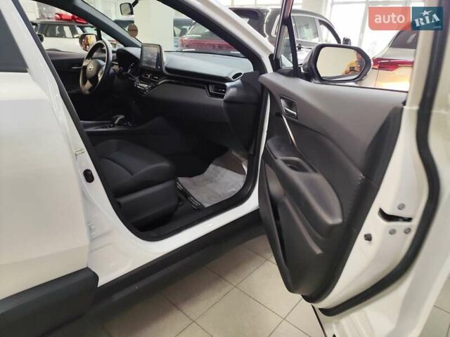 Белый Тойота C-HR EV, объемом двигателя 0 л и пробегом 1 тыс. км за 20555 $, фото 31 на Automoto.ua