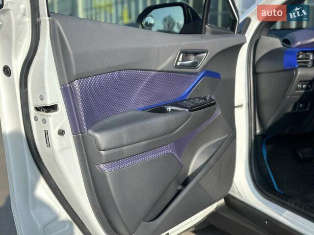 Белый Тойота C-HR EV, объемом двигателя 0 л и пробегом 57 тыс. км за 19300 $, фото 22 на Automoto.ua