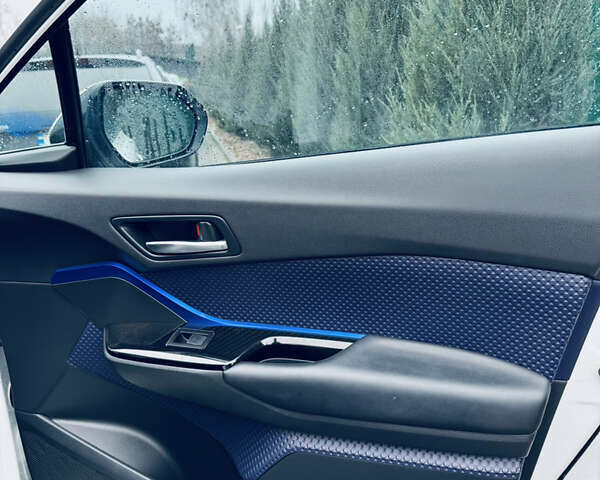 Білий Тойота C-HR EV, об'ємом двигуна 0 л та пробігом 22 тис. км за 17800 $, фото 14 на Automoto.ua