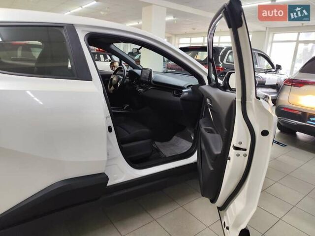 Белый Тойота C-HR EV, объемом двигателя 0 л и пробегом 1 тыс. км за 20555 $, фото 32 на Automoto.ua