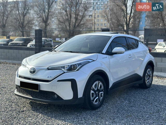 Белый Тойота C-HR EV, объемом двигателя 0 л и пробегом 57 тыс. км за 19300 $, фото 6 на Automoto.ua