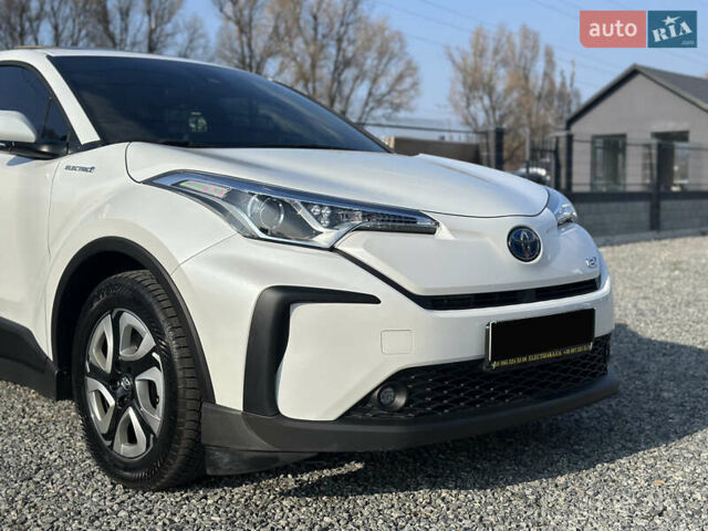 Белый Тойота C-HR EV, объемом двигателя 0 л и пробегом 57 тыс. км за 19300 $, фото 1 на Automoto.ua