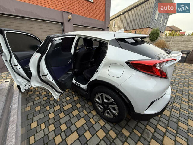Белый Тойота C-HR EV, объемом двигателя 0 л и пробегом 66 тыс. км за 17600 $, фото 4 на Automoto.ua
