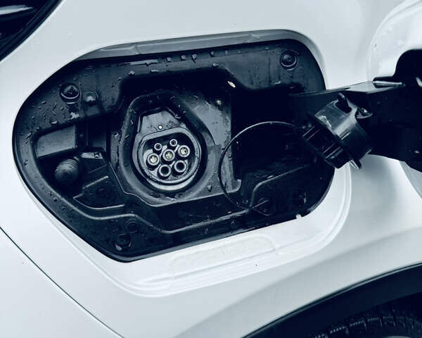 Білий Тойота C-HR EV, об'ємом двигуна 0 л та пробігом 22 тис. км за 17800 $, фото 23 на Automoto.ua