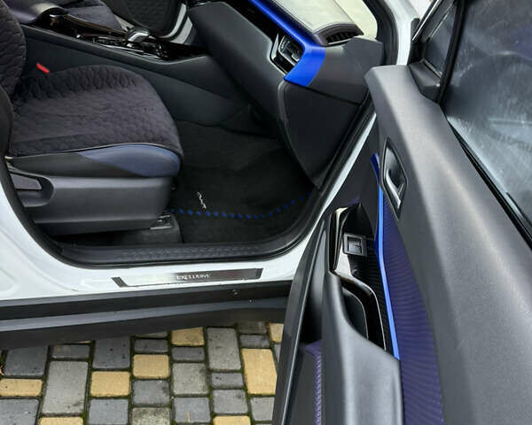 Білий Тойота C-HR EV, об'ємом двигуна 0 л та пробігом 62 тис. км за 18000 $, фото 6 на Automoto.ua