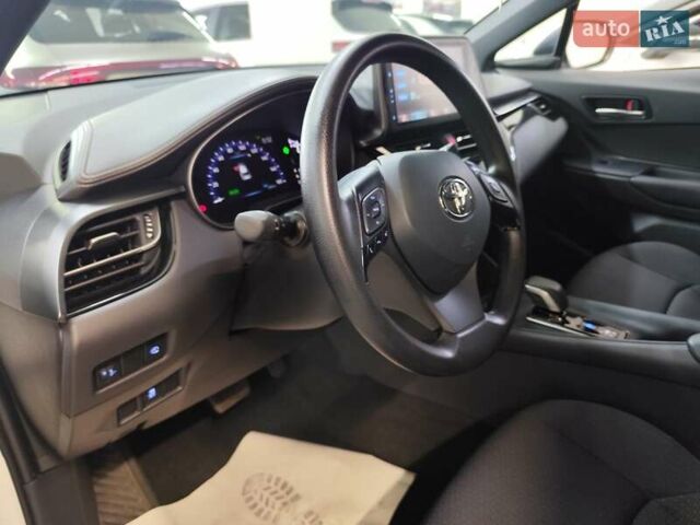 Белый Тойота C-HR EV, объемом двигателя 0 л и пробегом 1 тыс. км за 20555 $, фото 60 на Automoto.ua