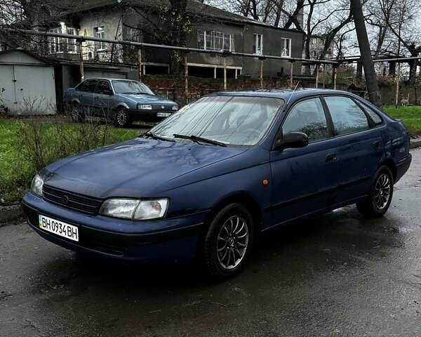 Синій Тойота Carina E, об'ємом двигуна 2 л та пробігом 188 тис. км за 1750 $, фото 1 на Automoto.ua