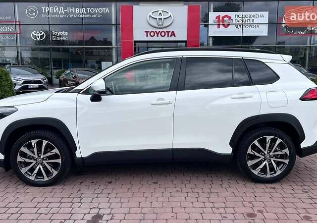 Белый Тойота Corolla Cross, объемом двигателя 2 л и пробегом 37 тыс. км за 31400 $, фото 2 на Automoto.ua