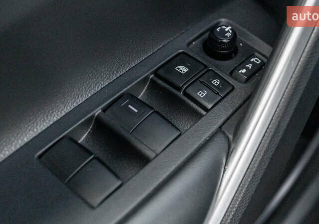 Белый Тойота Corolla Cross, объемом двигателя 2 л и пробегом 31 тыс. км за 35157 $, фото 23 на Automoto.ua