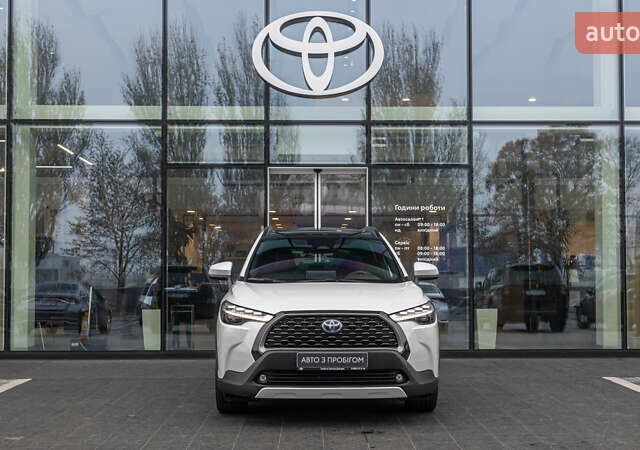 Белый Тойота Corolla Cross, объемом двигателя 2 л и пробегом 31 тыс. км за 35157 $, фото 4 на Automoto.ua