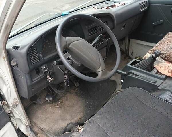 Белый Тойота LiteAce, объемом двигателя 2 л и пробегом 400 тыс. км за 1892 $, фото 3 на Automoto.ua