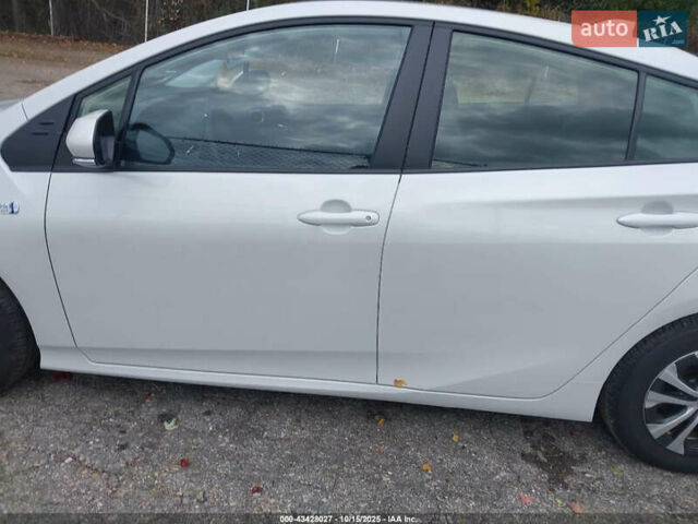 Белый Тойота Prius Prime, объемом двигателя 1.8 л и пробегом 54 тыс. км за 5000 $, фото 7 на Automoto.ua