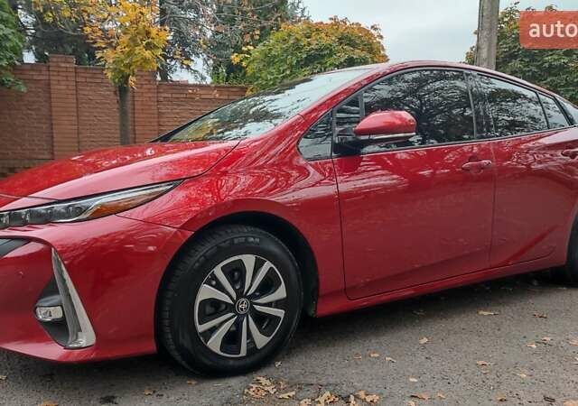 Красный Тойота Prius Prime, объемом двигателя 1.8 л и пробегом 81 тыс. км за 18000 $, фото 3 на Automoto.ua