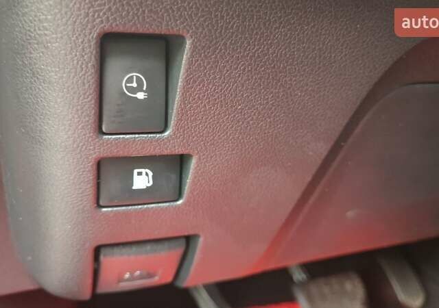 Красный Тойота Prius Prime, объемом двигателя 1.8 л и пробегом 81 тыс. км за 18000 $, фото 22 на Automoto.ua