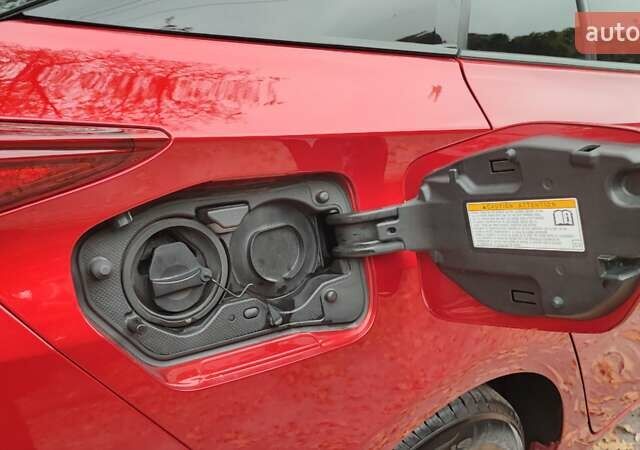 Красный Тойота Prius Prime, объемом двигателя 1.8 л и пробегом 81 тыс. км за 18000 $, фото 16 на Automoto.ua