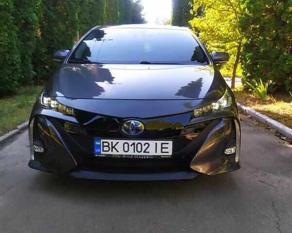 Серый Тойота Prius Prime, объемом двигателя 1.8 л и пробегом 202 тыс. км за 21999 $, фото 2 на Automoto.ua