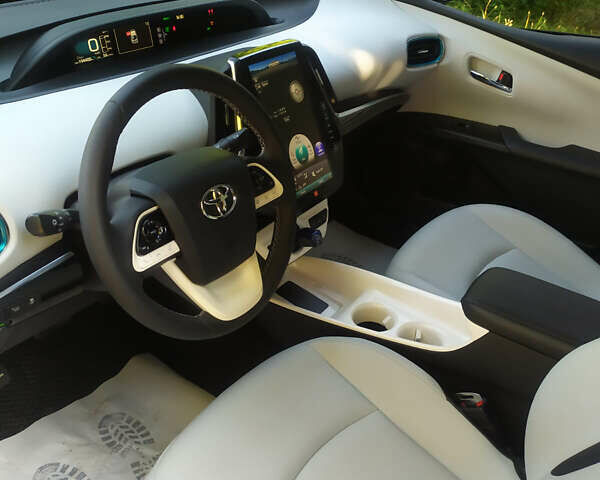 Серый Тойота Prius Prime, объемом двигателя 1.8 л и пробегом 202 тыс. км за 21999 $, фото 6 на Automoto.ua
