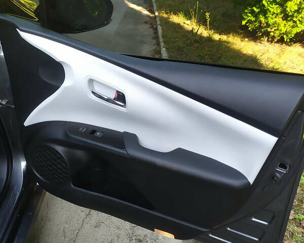 Серый Тойота Prius Prime, объемом двигателя 1.8 л и пробегом 202 тыс. км за 21999 $, фото 12 на Automoto.ua