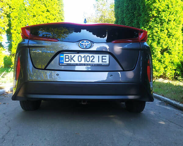 Серый Тойота Prius Prime, объемом двигателя 1.8 л и пробегом 202 тыс. км за 21999 $, фото 4 на Automoto.ua