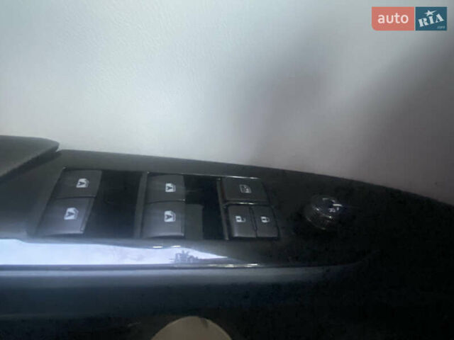 Серый Тойота Prius Prime, объемом двигателя 1.8 л и пробегом 202 тыс. км за 21999 $, фото 9 на Automoto.ua