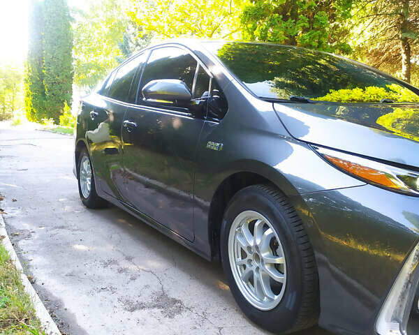 Серый Тойота Prius Prime, объемом двигателя 1.8 л и пробегом 202 тыс. км за 21999 $, фото 3 на Automoto.ua