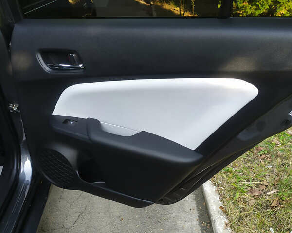 Серый Тойота Prius Prime, объемом двигателя 1.8 л и пробегом 202 тыс. км за 21999 $, фото 13 на Automoto.ua