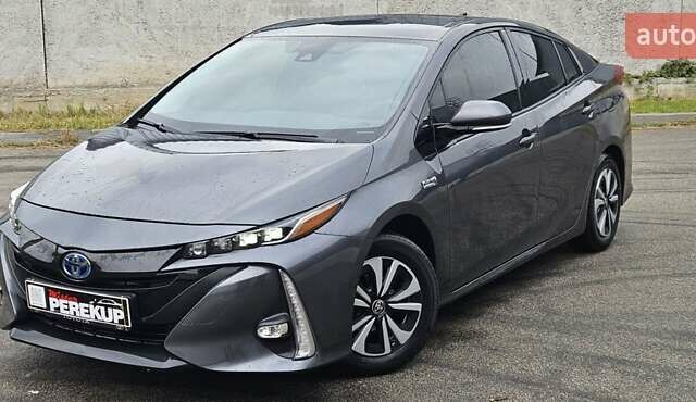Серый Тойота Prius Prime, объемом двигателя 1.8 л и пробегом 92 тыс. км за 18799 $, фото 2 на Automoto.ua
