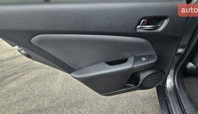 Серый Тойота Prius Prime, объемом двигателя 1.8 л и пробегом 92 тыс. км за 18799 $, фото 16 на Automoto.ua